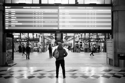 31 de marzo de 2022. Reda está esperando un tren en la estación de Oporto que le llevará a su primer trabajo reformando una casa. En este trabajo ha coincidido con brasileños que, como él, no tienen papeles.