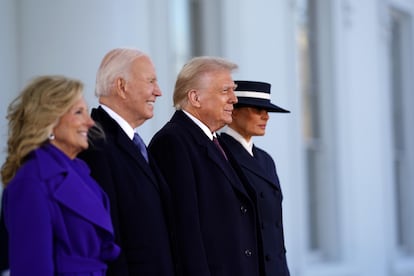 El presidente estadounidense, Joe Biden, y la primera dama, Jill Biden, junto al presidente electo Donald Trump y a Melania Trump, este lunes en la Casa Blanca.