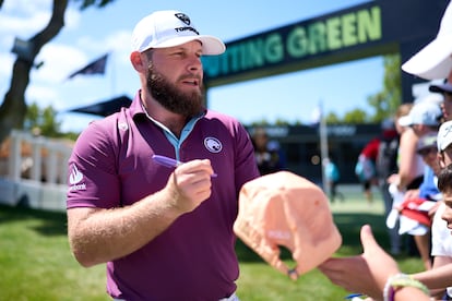 Tyrrell Hatton firma autógrafos en el primer día del torneo LIV Golf Andalucía en Valderrama.