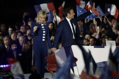 Emmanuel Macron, anoche junto a su esposa Brigitte en su comparecencia en París tras conocerse la victoria electoral de su candidatura.