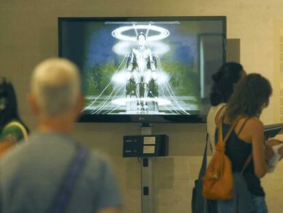 Una persona observa uno de los elementos de la exposición 'Metrópolis: La obra maestra reencontrada'.