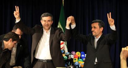El candidato presidencial Esfandiar Rahim Mashaie (izquierda), y Mahmud Ahmadineyad, este martes en Teherán.