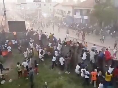 Los primeros momentos tras la avalancha en un estadio de Guinea que ha matado a medio centenar de personas