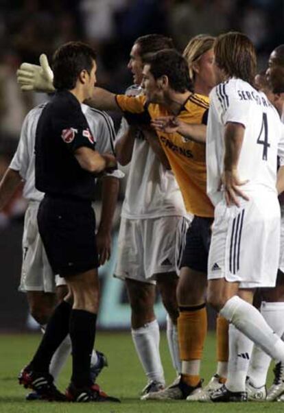 Los jugadores del Madrid, con Casillas al frente, protestan al árbitro tras el gol del Espanyol.