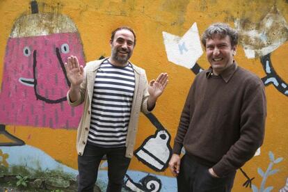 El artista Juan Aizpitarte, junto con el antropólogo Eric Dicharry, en la presentación del proyecto. 