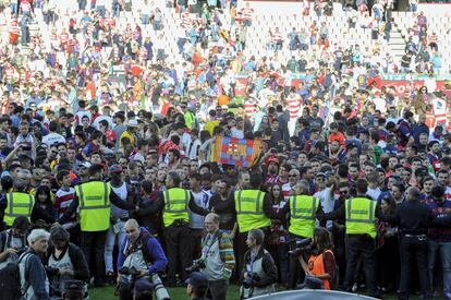 Cientos de seguidores toman el césped al terminar el partido del FC Barcelona frente al Granada.