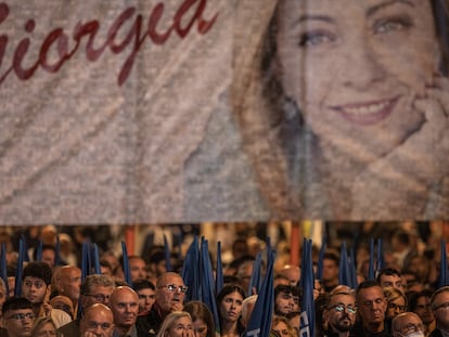 Asistentes al mitin final de campaña de la coalición de derechas italiana, el jueves en Roma.