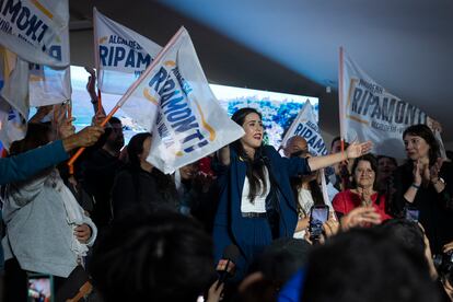 Macarena Ripamonti, de Frente Amplio, celebra su victoria como alcaldesa reelecta por la alcaldía de Viña del Mar, este 27 de octubre.