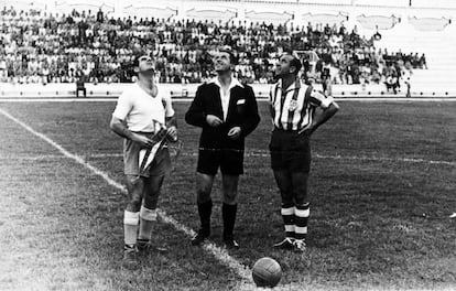 Sorteo de campo en el partido de Liga de Primera División Atlético de Tetuán contra Zaragoza (0-1), celebrado en el Estadio Varela de Tetuán el 09/09/1951. Era el primer partido que disputó el Atlético de Tetuán en Primera División.