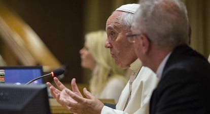 El Papa, durante su reunión con 65 alcaldes del mundo.
