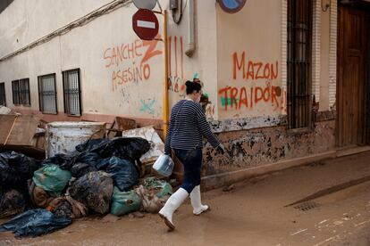 Pintadas contra Pedro Snchez y Carlos Mazn en Paiporta (Valencia), este jueves.