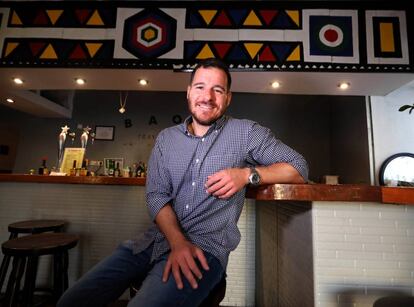 Jorge Fernández Vidal, coleccionista de arte africano, en el restaurante Baobab de Lavapiés.