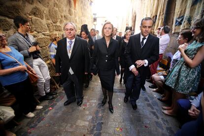 María Dolores de Cospedal ha asistido por sorpresa a la misa pontificial que se celebra en la Catedral de Toledo.