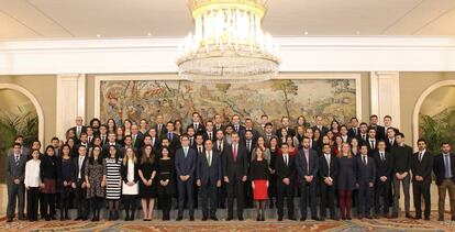 Imagen de la audiencia a los becados de Iberdrola con el rey Felipe VI y el presdidente de la compa&ntilde;&iacute;a, Ignacio S&aacute;nchez Gal&aacute;n. 