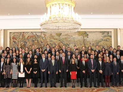 Imagen de la audiencia a los becados de Iberdrola con el rey Felipe VI y el presdidente de la compa&ntilde;&iacute;a, Ignacio S&aacute;nchez Gal&aacute;n. 