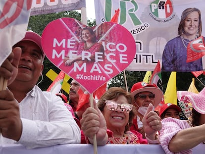 Simpatizantes de Xóchitl Gálvez durante la entrega de su constancia en el Ángel de la Independencia, en Ciudad de México, en septiembre de 2023.