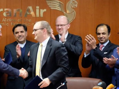 El presidente de Iran Air, Farhard Parwaresh (izda.), y un representante de Boeing.