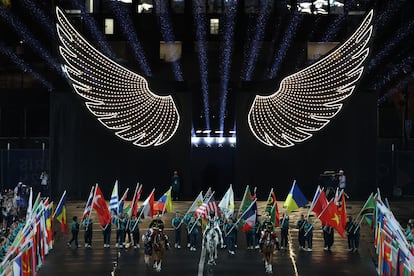 Una jinete ha recorrido desde la Torre Eiffel hasta Trocadero para izar la bandera olímpica acompañada de todas las banderas que participan en los Juegos. 
