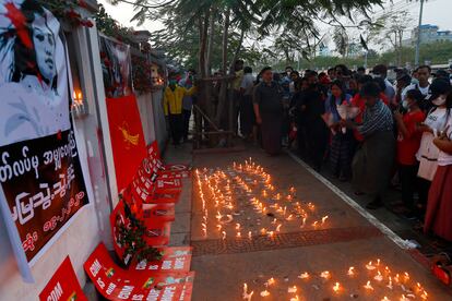 Un grupo de personas asiste a una ceremonia en memoria de la joven Mya Thwet Thwet Khine el 19 de febrero de 2021 en Mandalay, la segunda ciudad de Myanmar.