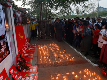 Un grupo de personas asiste a una ceremonia en memoria de la joven Mya Thwet Thwet Khine el 19 de febrero de 2021 en Mandalay, la segunda ciudad de Myanmar.