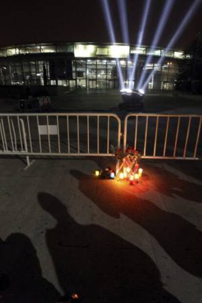 Familiares, amigos y conocidos de las cinco jóvenes muertas en la tragedia del Madrid Arena hace un año, durante la vigilia celebrada junto al pabellón para recordar a las víctimas.