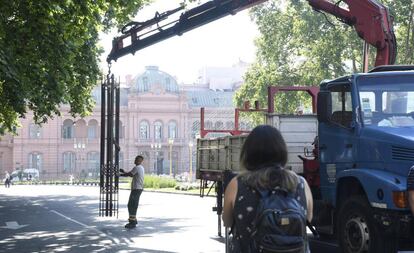 Um operário retira na segunda-feira a última parte que restava em pé da grade que dividia a Praça de Maio.