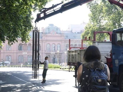 Um operário retira na segunda-feira a última parte que restava em pé da grade que dividia a Praça de Maio.