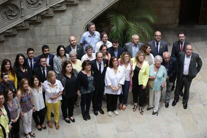 El presidente catalán Quim Torra, centro, posa con los miembros del nuevo gobierno y con los familiares de los políticos encarcelados, tras la ceremonia de juramentación celebrada en el Palau Generalitat de Barcelona, el sábado 2 de junio de 2018.