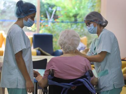 Dos sanitarias atienden a una anciana en una residencia de Terrassa.