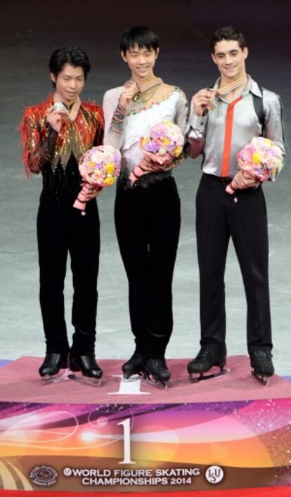 Hanyu (oro), Machida (plata) y Fernández (bronce), en el podio.