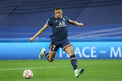 Kylian Mbappé recibe el balón durante el partido entre el Real Madrid y el PSG en el Bernabéu.