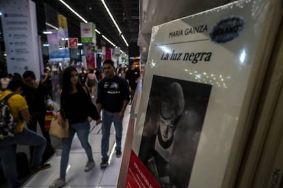 Visitantes de la FIL observan el libro de María Gainza 'La luz negra', ganador del premio Sor Juana Inés de la Cruz.