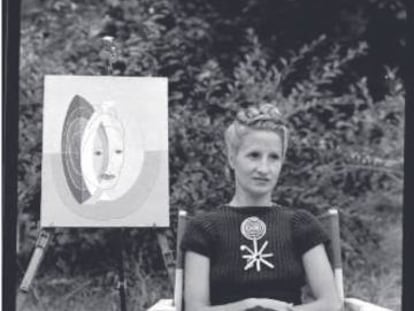 Ramona Longás, Monxa, viuda de Josep Lluís Sert en 1940, con el broche que le regaló Calder y que ahora se subasta. 
