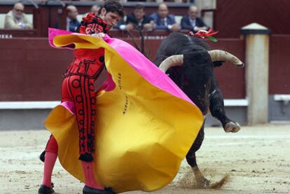 Sergio Aguilar, con su primer toro.