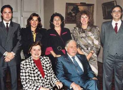 Augusto Pinochet, sentado junto a su esposa, Lucía Hiriart. De pie, de izquierda a derecha, sus hijos, Marco Antonio, Jacqueline, Verónica, Lucía y Augusto.