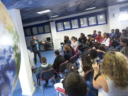 El directivo de la NASA Badri Younes reunido con los estudiantes.