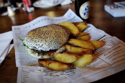 Se autodenominan hamburguesería <i>gourmet</i> y despachan a destajo hamburguesas de carne ecológica que el cliente aliña a su gusto con salsas caseras. Añádanse precios razonables y el resultado es que el local está siempre lleno hasta la bandera. » Marqués de L'Argentera, 1 bis