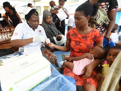 Una sanitaria extrae sangre a una madre para detectar un posible caso de paludismo en Ajah, un distrito de Lagos, Nigeria, el país del mundo con mayor incidencia.
