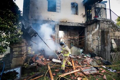 El servicio de emergencias 112 informa de que los bomberos trabajan en estos momentos comprobando casa por casa para garantizar que no quedan personas por evacuar.