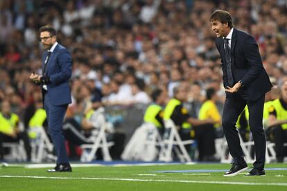 El entrenador del Real Madrid Julen Lopetegui y el entrenador de la Roma Eusebio Di Francesco dan instrucciones a sus jugadores durante el partido.