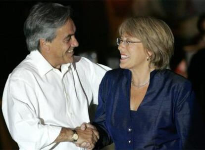 El candidato presidencial Sebastián Piñera junto a la presidenta chilena, Michelle Bachelet