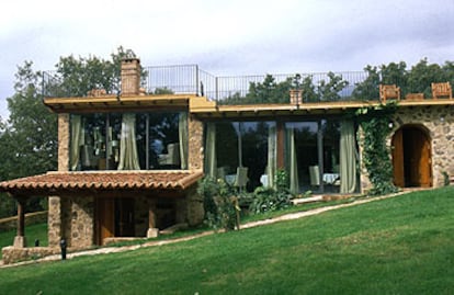 Exterior del hotel El Relojero, con sus grandes ventanales al jardín.