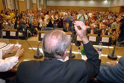 Manuel Fraga responde a los asistentes a su conferencia que le increparon.