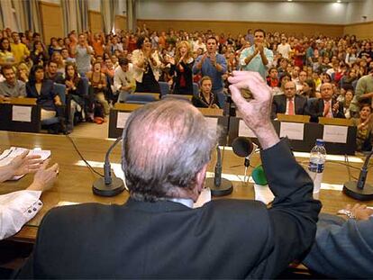 Manuel Fraga responde a los asistentes a su conferencia que le increparon.