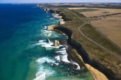 Panorámica de la Great Ocean Road y 'Los Doce Apóstoles', en el parque nacional de Port Campbell, en Australia.