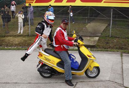 Un operario del circuito de Shanghái se dispone a trasladar a Timo Glock tras el accidente del piloto de Marussia.
