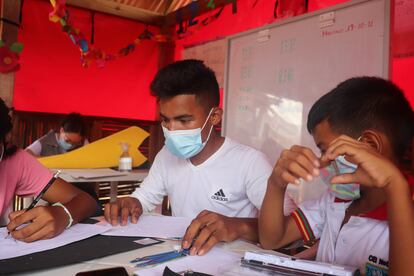 Antony, joven migrante en Colombia que por las tardes asiste al espacio de refuerzo escolar de Save the Children en su comunidad.