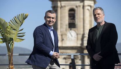 Lorenzo Silva, a la izquierda, y Andr&eacute;s Koppel, en M&aacute;laga.