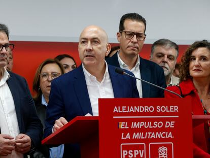 El secretario general de los socialistas de la provincia de Alicante y diputado en el Congreso, el ilicitano Alejandro Soler (centro), durante su anuncio en la sede del PSPV-PSOE de Elche de su candidatura a secretario general, rodeado de algunos político que lo apoyan.