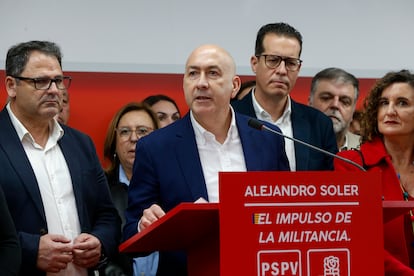 El secretario general de los socialistas de la provincia de Alicante y diputado en el Congreso, el ilicitano Alejandro Soler (centro), durante su anuncio en la sede del PSPV-PSOE de Elche de su candidatura a secretario general, rodeado de algunos político que lo apoyan.
